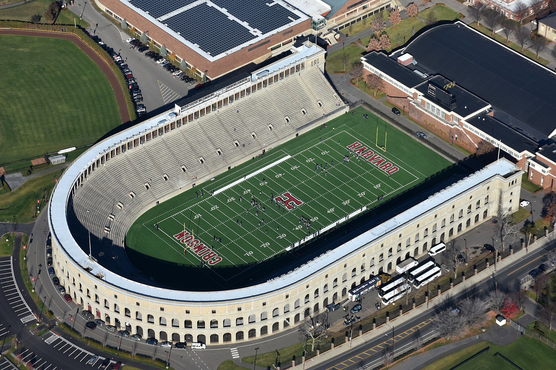 Imagem de referência de Harvard Stadium, descrito nos dados abertos como estádio em Boston, Estados Unidos