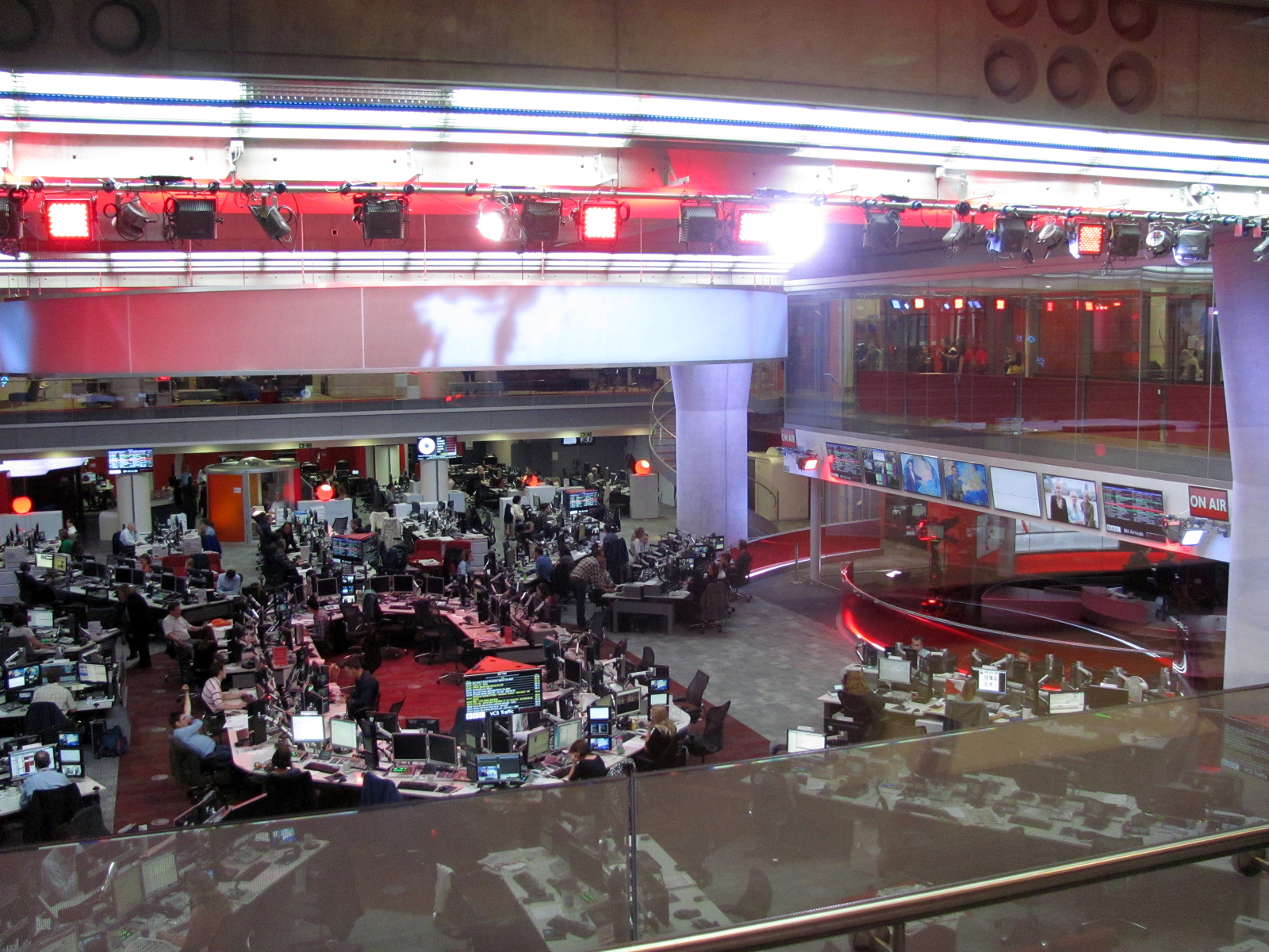 Imagem de referência de BBC News, descrito nos dados abertos como divisão de notícias da British Broadcasting Corporation com financiamento público