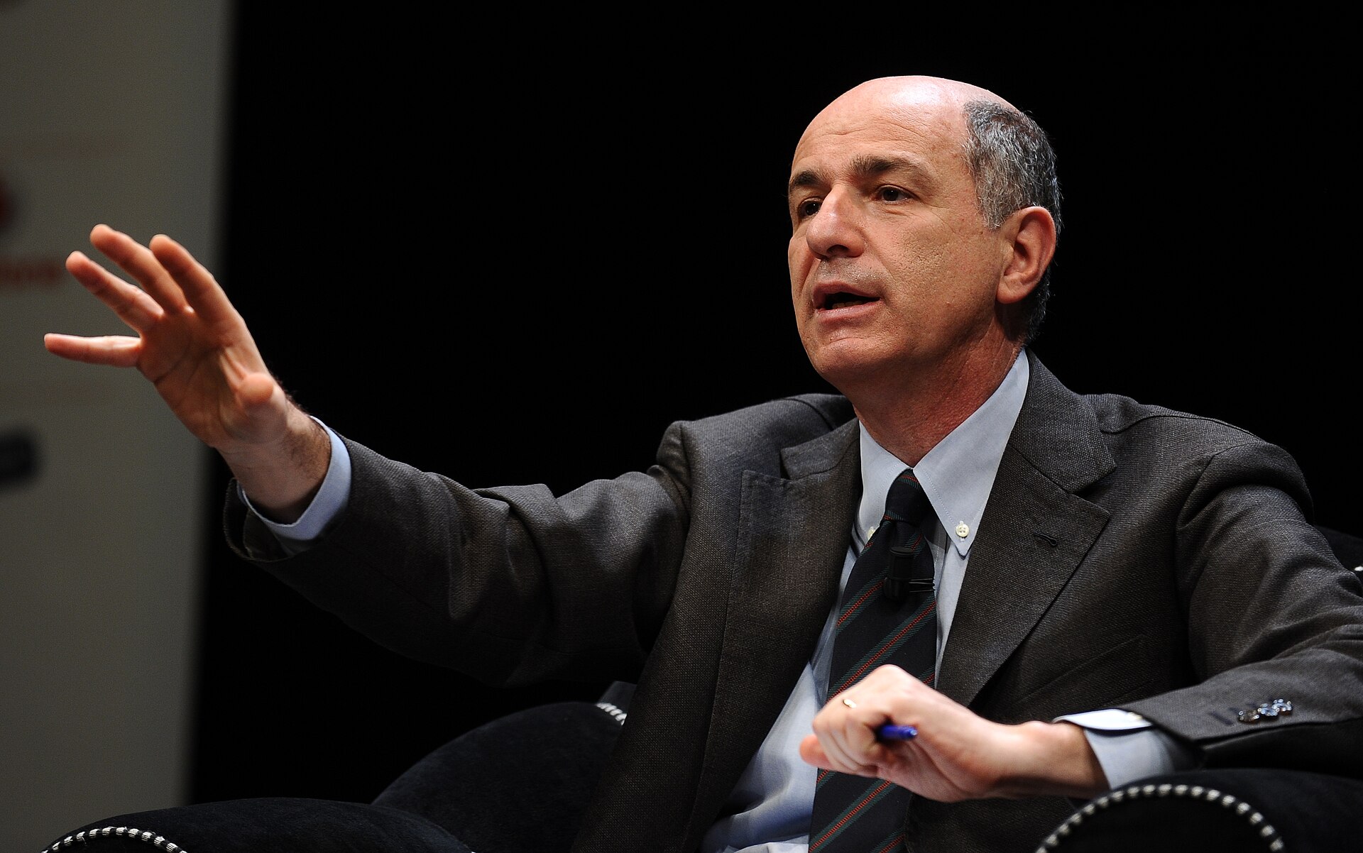 Imagem de referência relacionada a Corrado Passera, item descrito como político italiano
