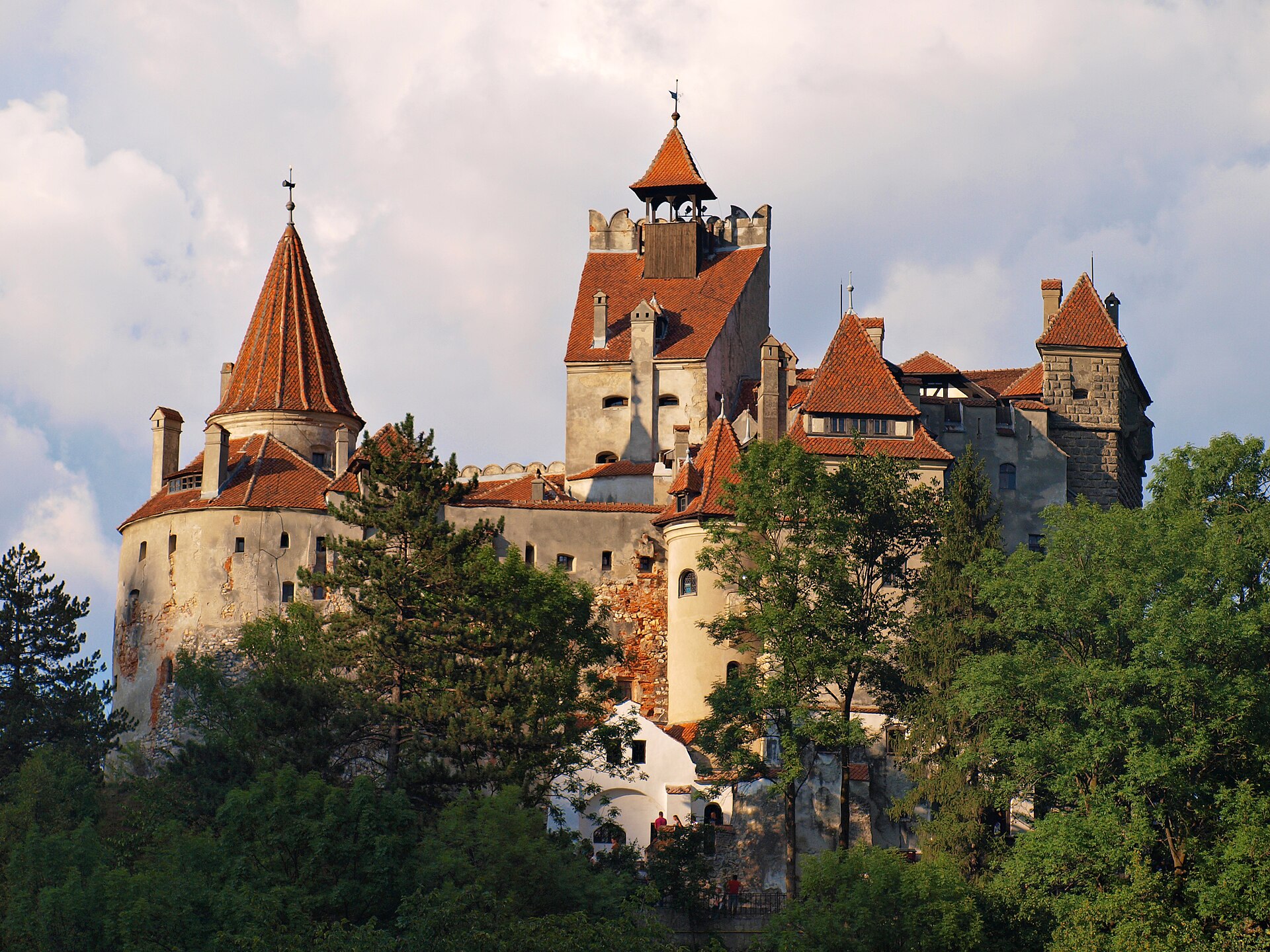 Imagem de referência de Castelo de Bran, descrito nos dados abertos como um monumento nacional e marco histórico da Romênia