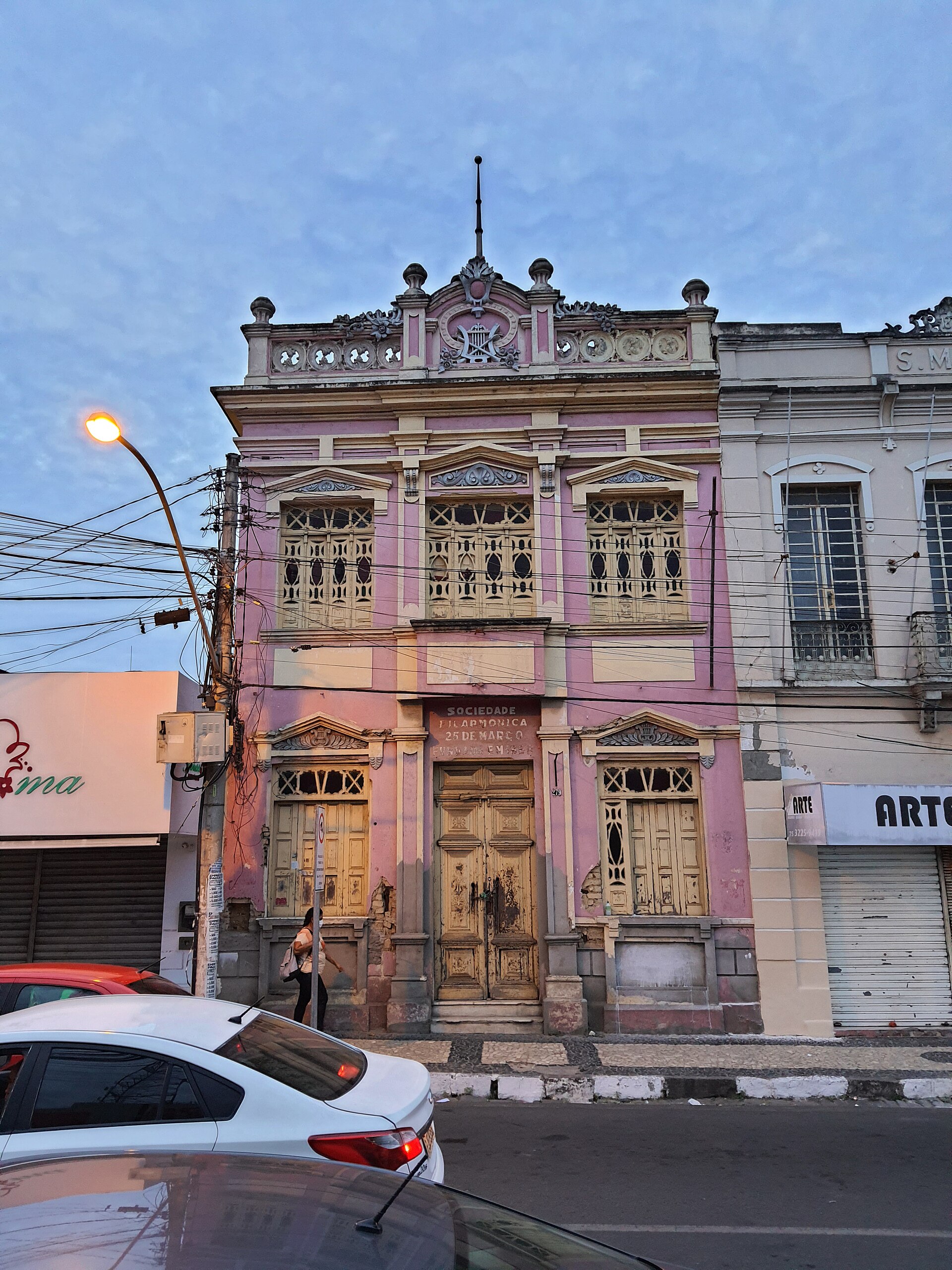 Imagem de referência de Filarmônica 25 de Março, descrito nos dados abertos como bem tombado pelo Instituto do Patrimônio Artístico e Cultural da Bahia na cidade de Feira de Santana