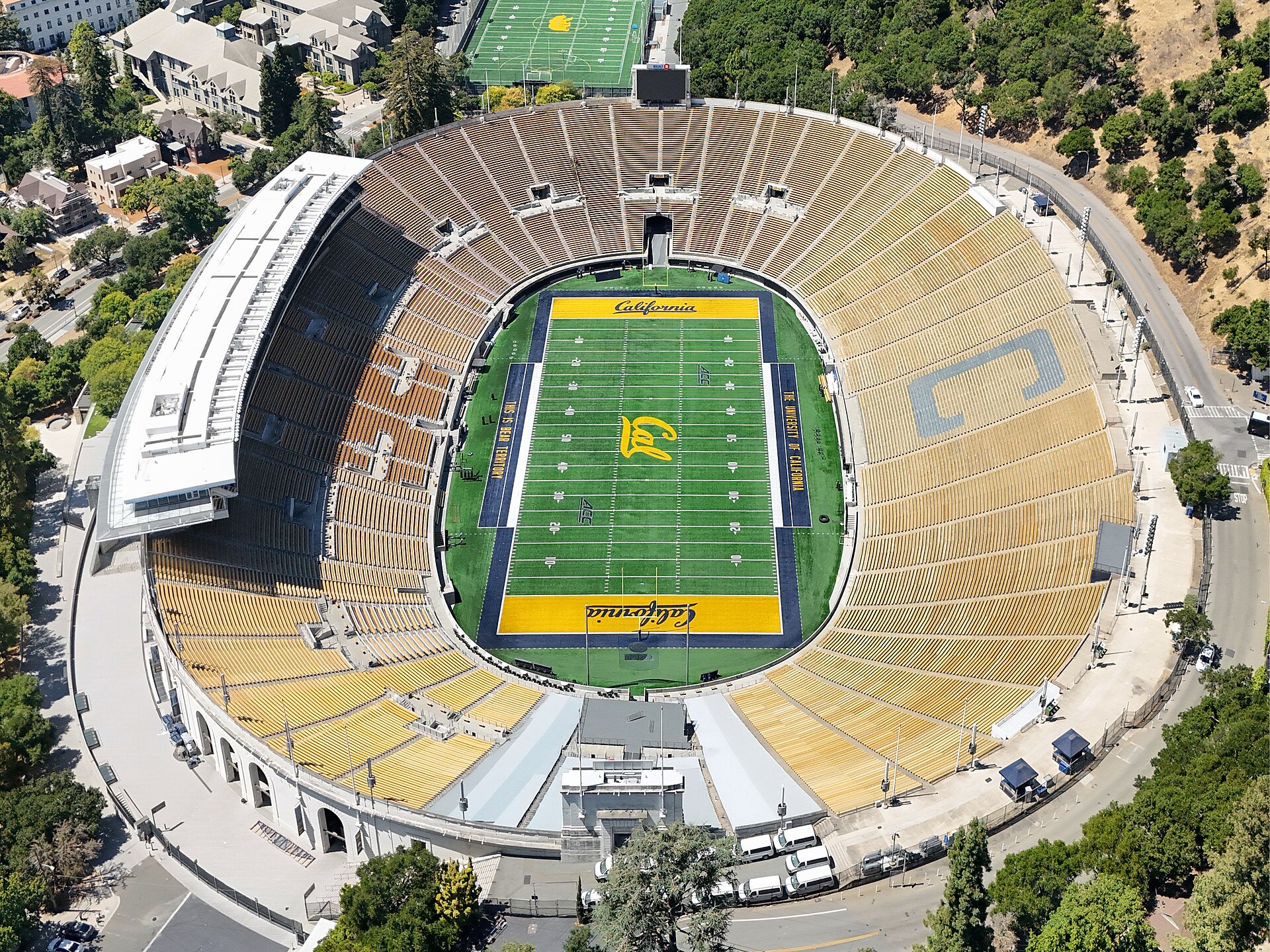 Imagem de referência de California Memorial Stadium, descrito nos dados abertos como estádio em Berkeley, na Califórnia, Estados Unidos,