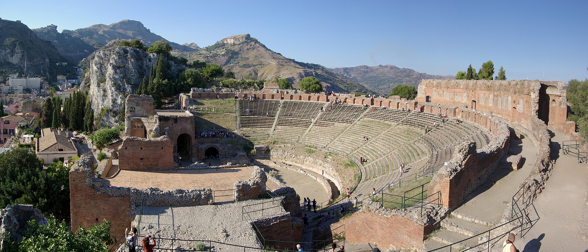 Imagem de referência de Teatro Antigo de Taormina, descrito nos dados abertos como antigo teatro Grego