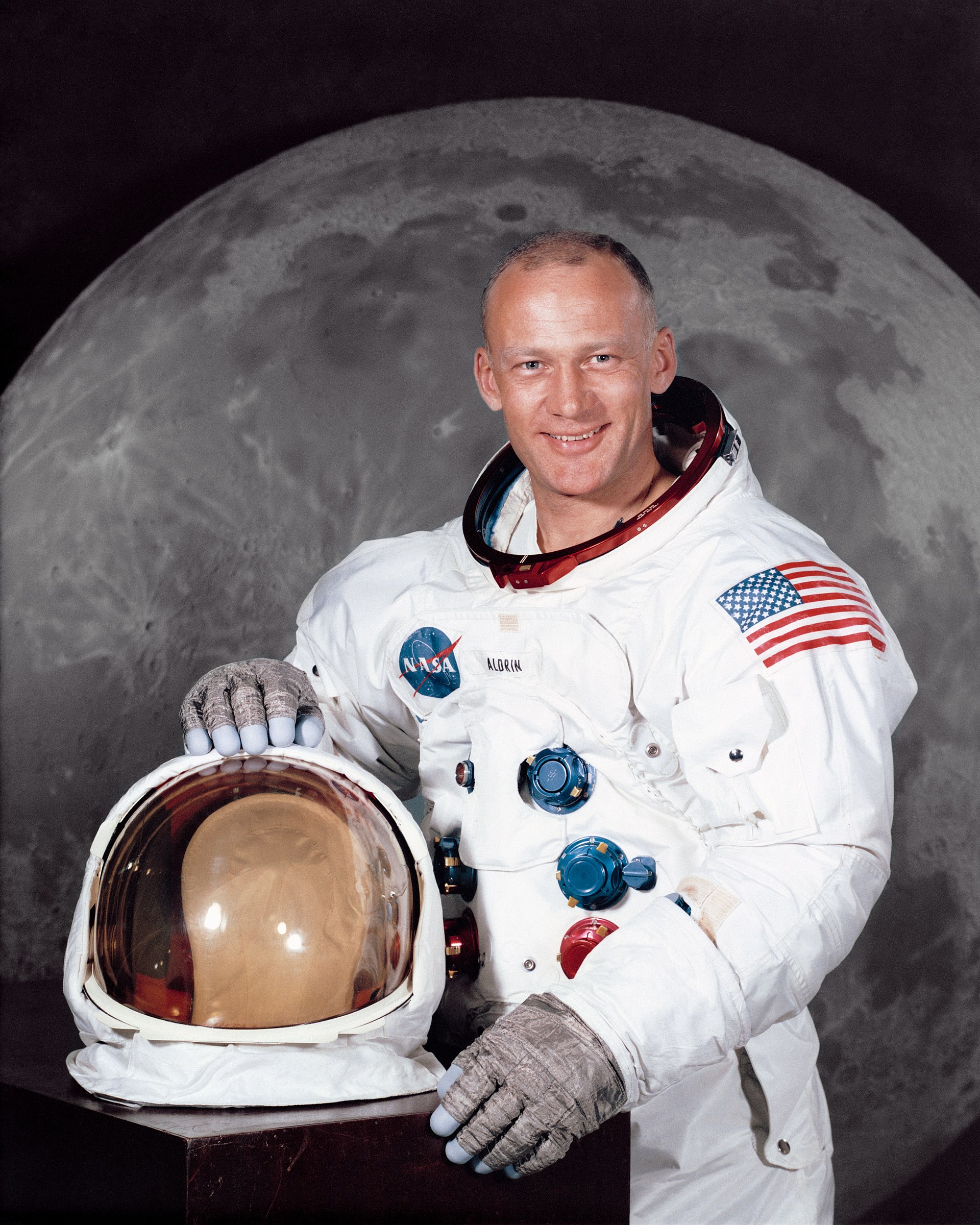 Imagem de referência relacionada a Buzz Aldrin, item descrito como engenheiro mecânico, piloto e astronauta norte-americano