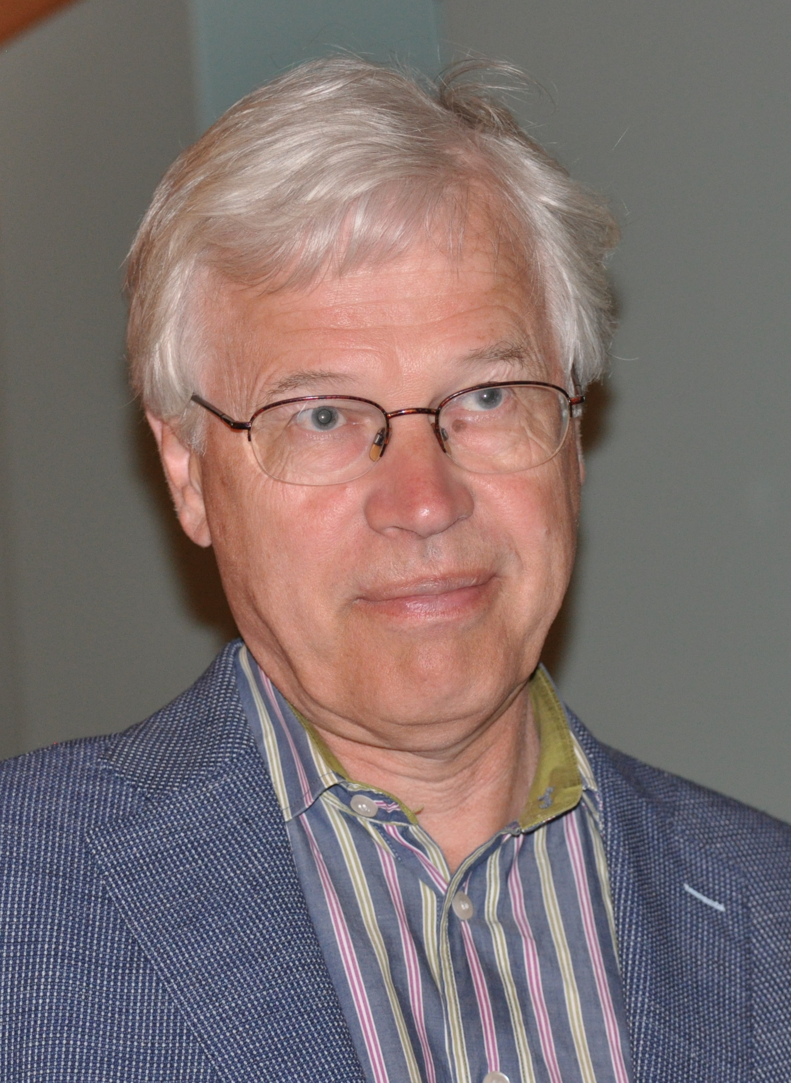 Imagem de referência relacionada a Bengt Holmström, item descrito como economista de Finlândia