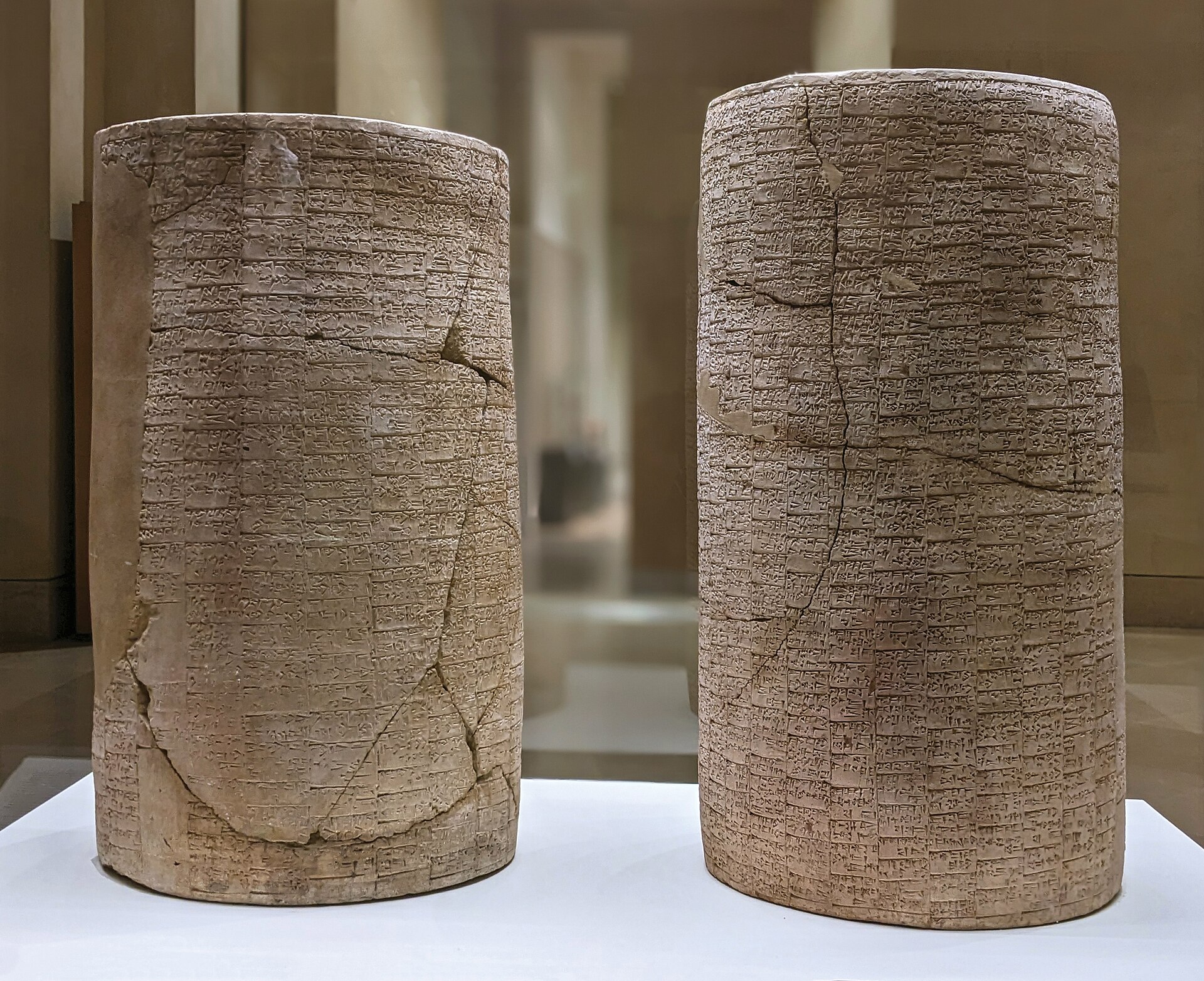 Imagem de referência de Cilindros de Gudea, descrito nos dados abertos como cilindros de Lagas