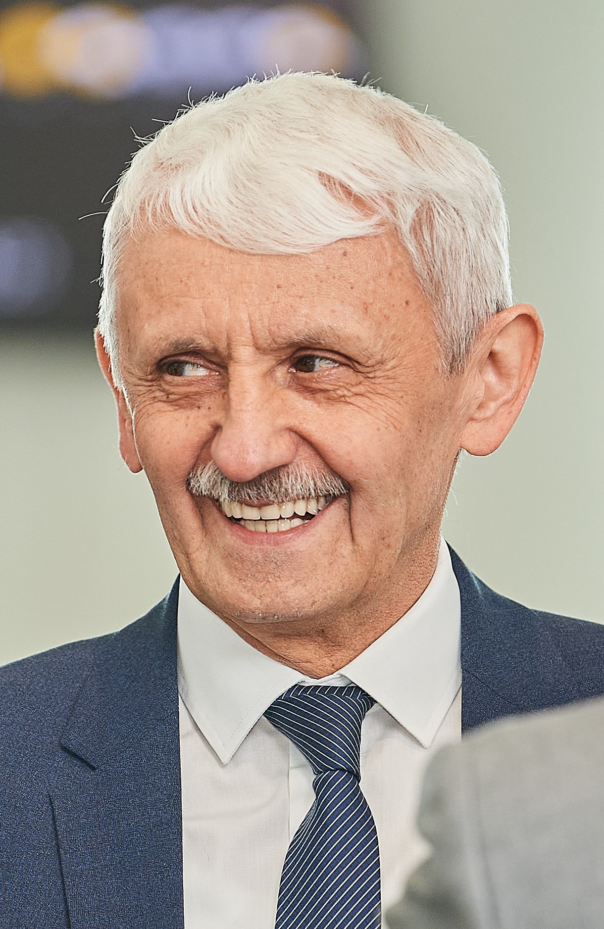 Imagem de referência relacionada a Mikuláš Dzurinda, item descrito como economista, Eslováquia