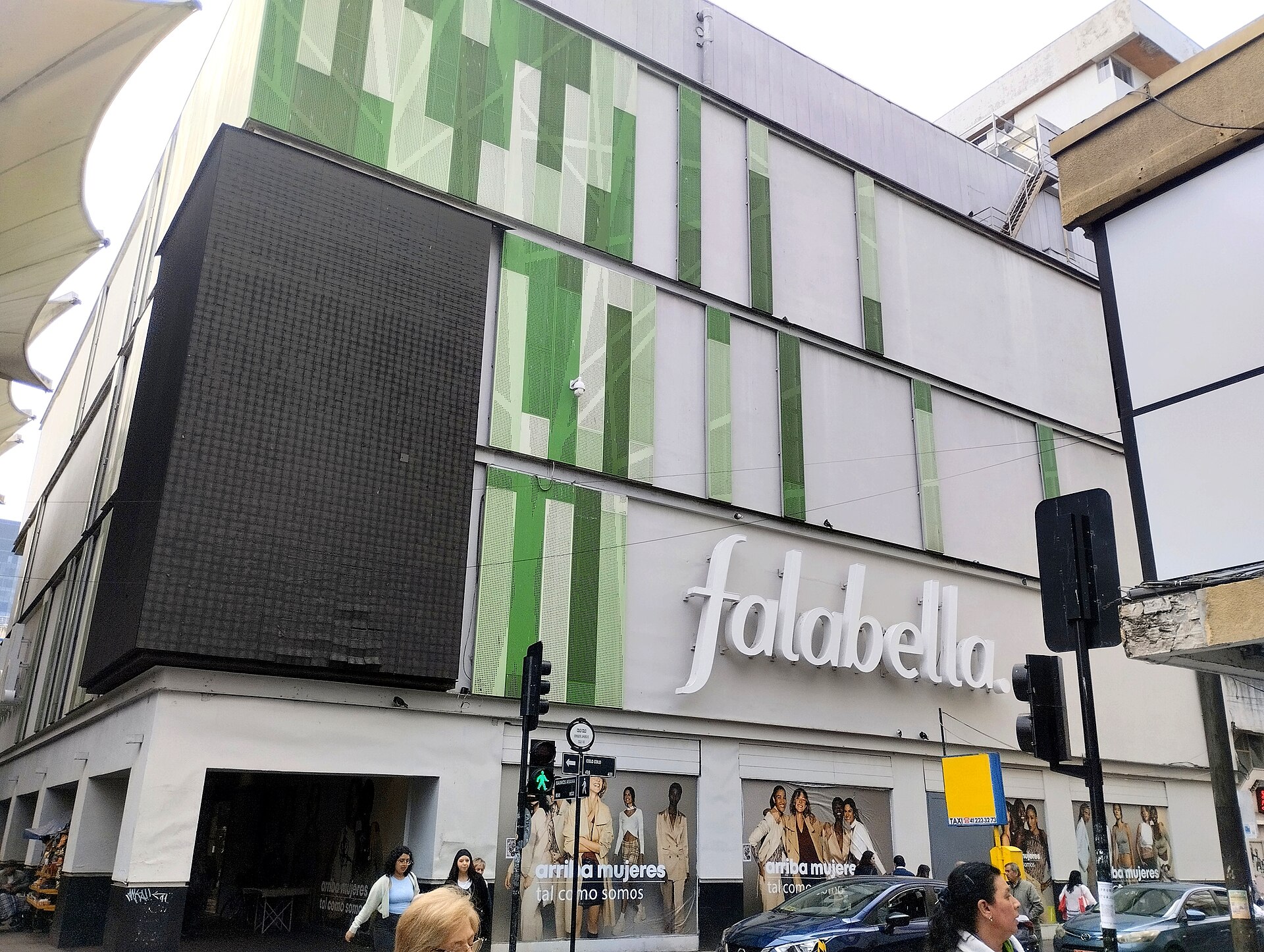Imagem de referência relacionada a Falabella, item descrito como empresa de comércio varejista chilena