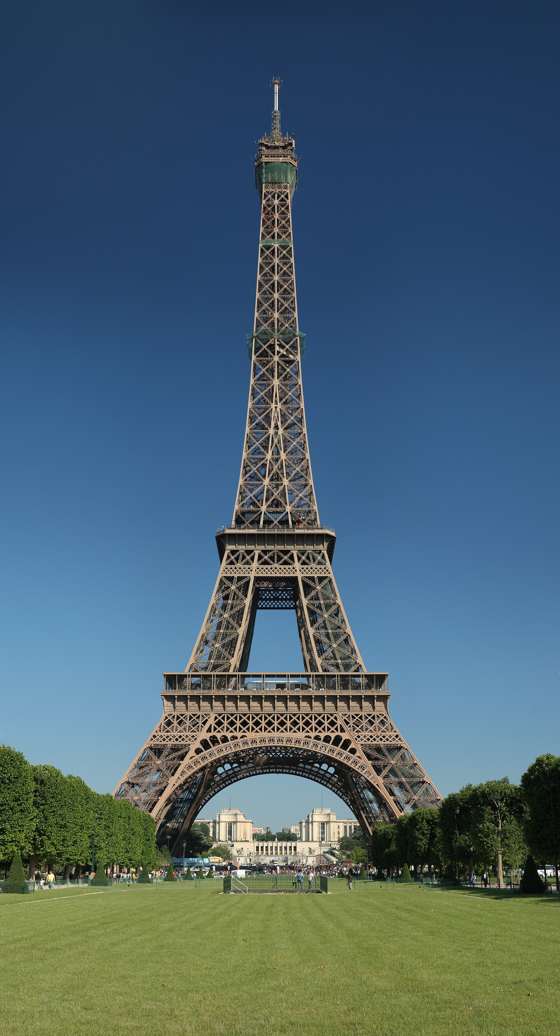 Imagem de referência de Torre Eiffel, descrito nos dados abertos como torre no Champ de Mars em Paris, França