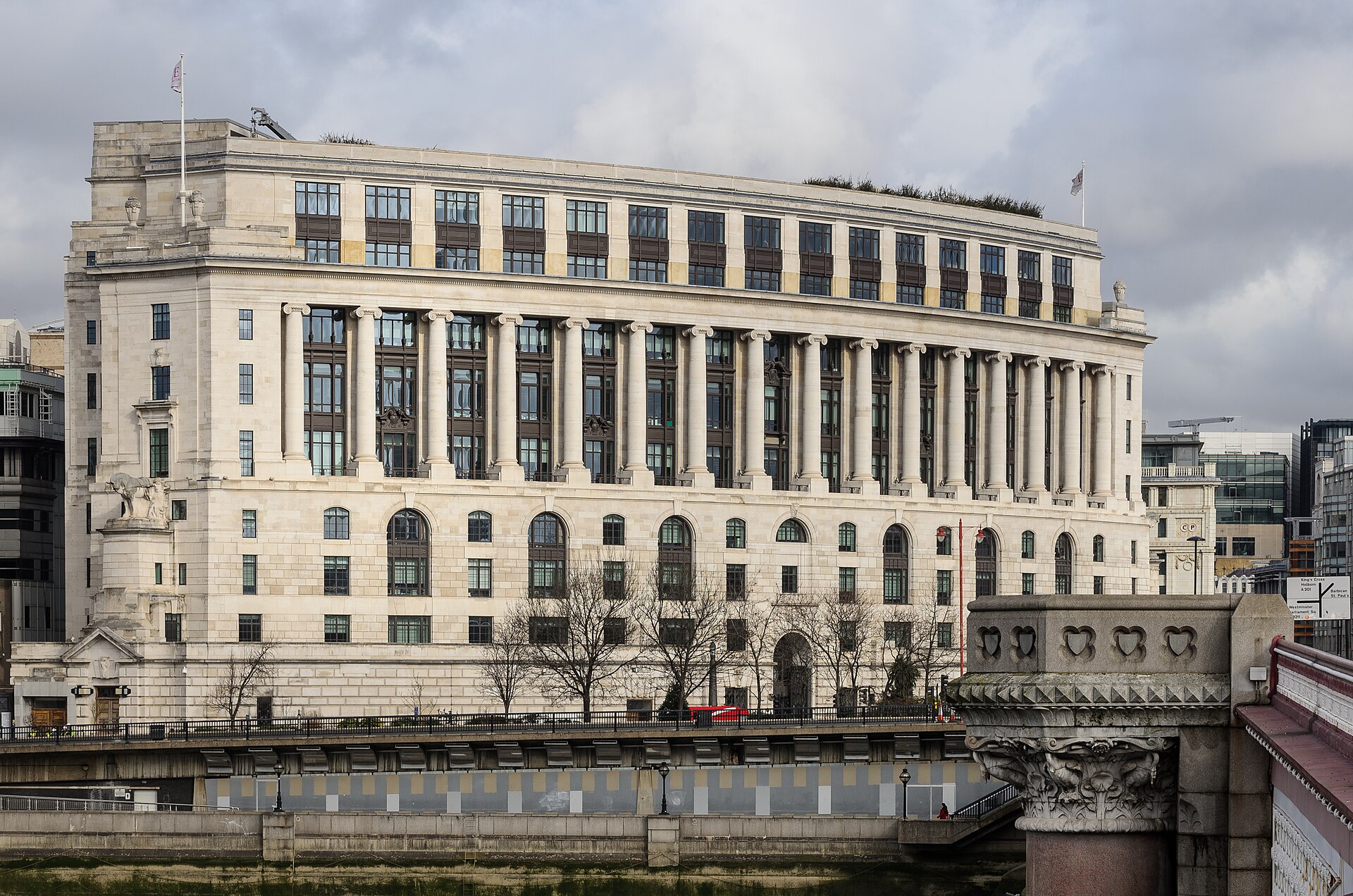 Imagem de referência relacionada a Unilever, item descrito como empresa multinacional britânica