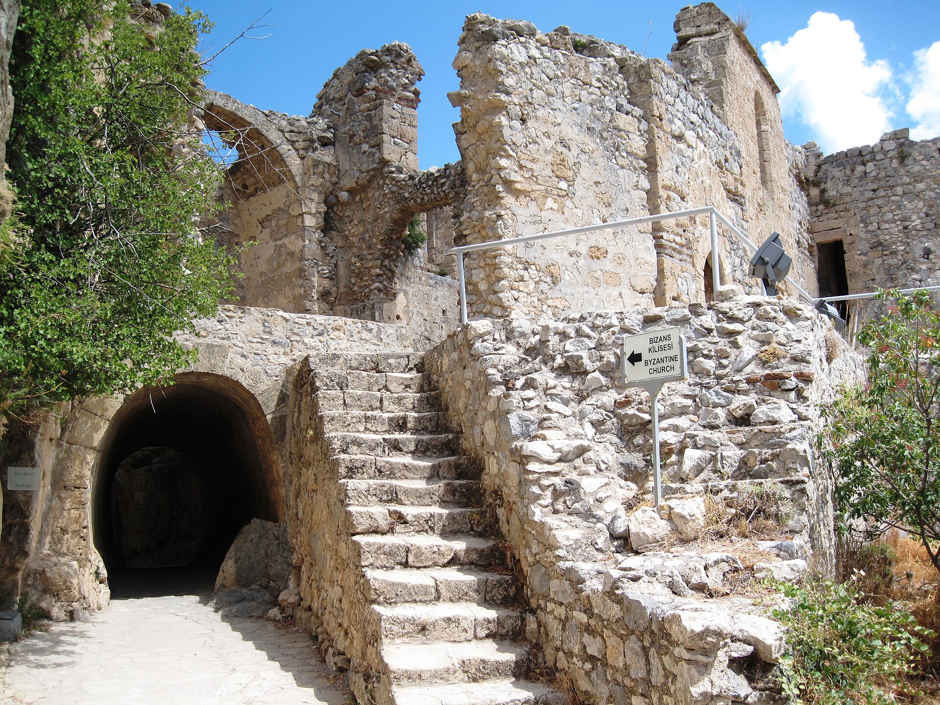 Imagem de referência de Castelo de San Hilarión, descrito nos dados abertos como castelo em Chipre