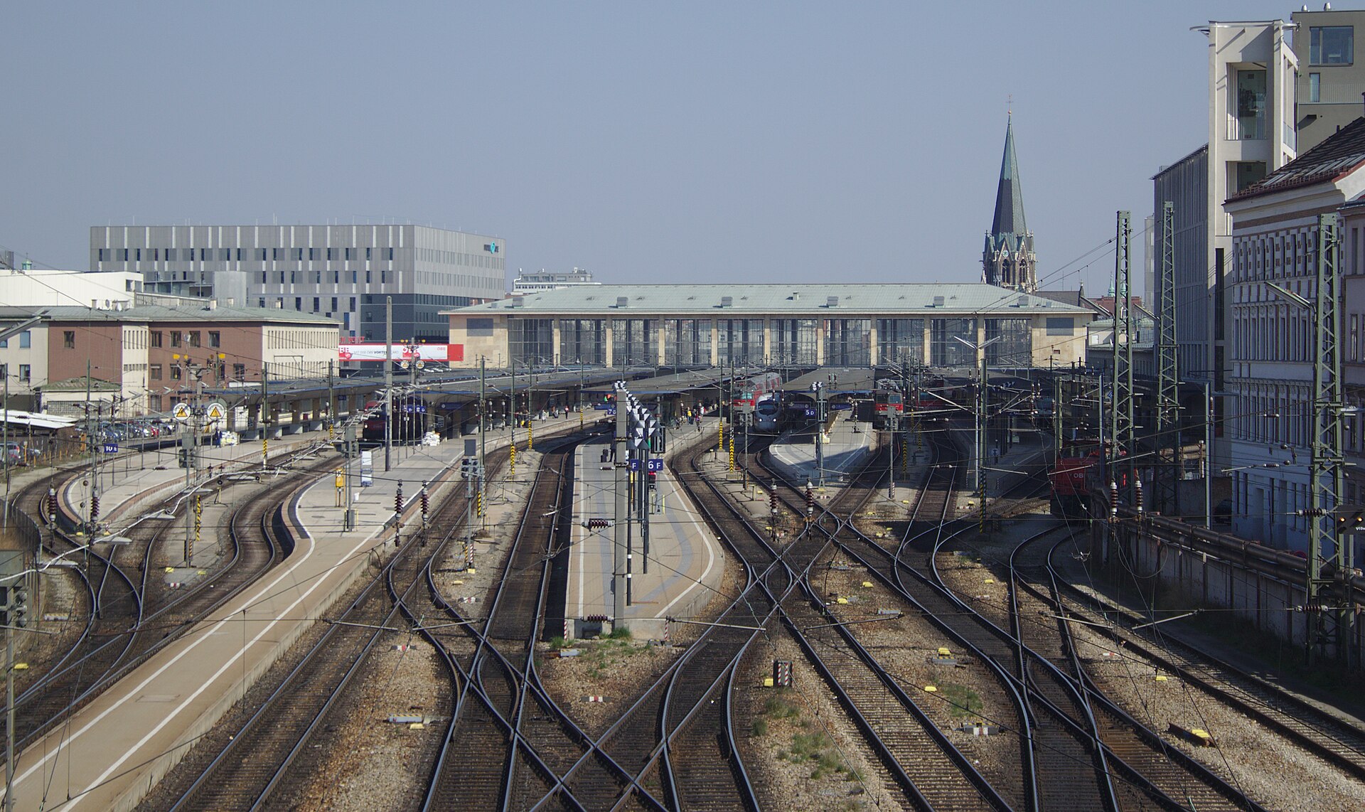 Imagem de referência de Wien Westbahnhof, descrito nos dados abertos como estação ferroviária na Áustria