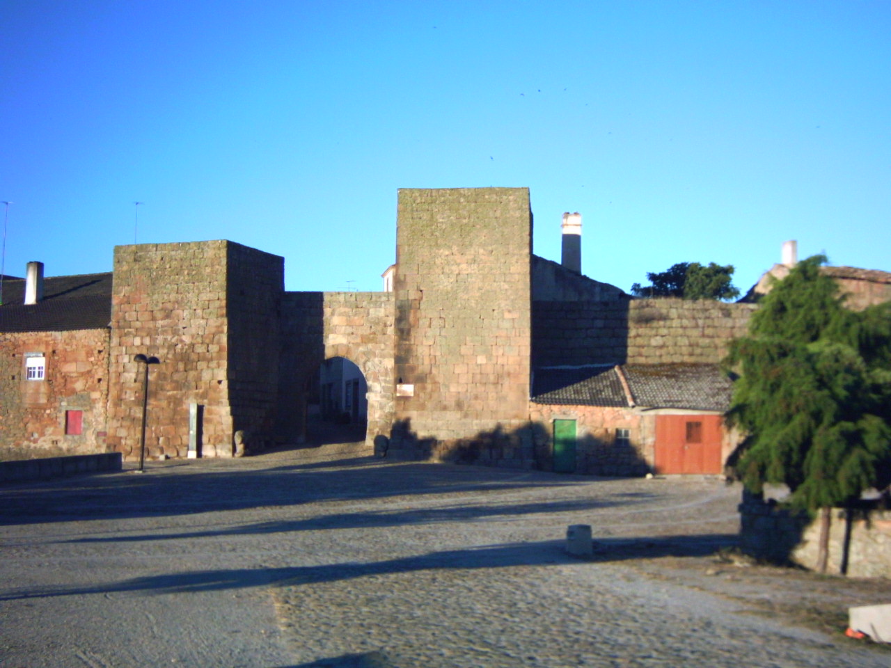 Imagem de referência de Castelo de Castelo Mendo, descrito nos dados abertos como castelo medieval em Castelo Mendo, Portugal