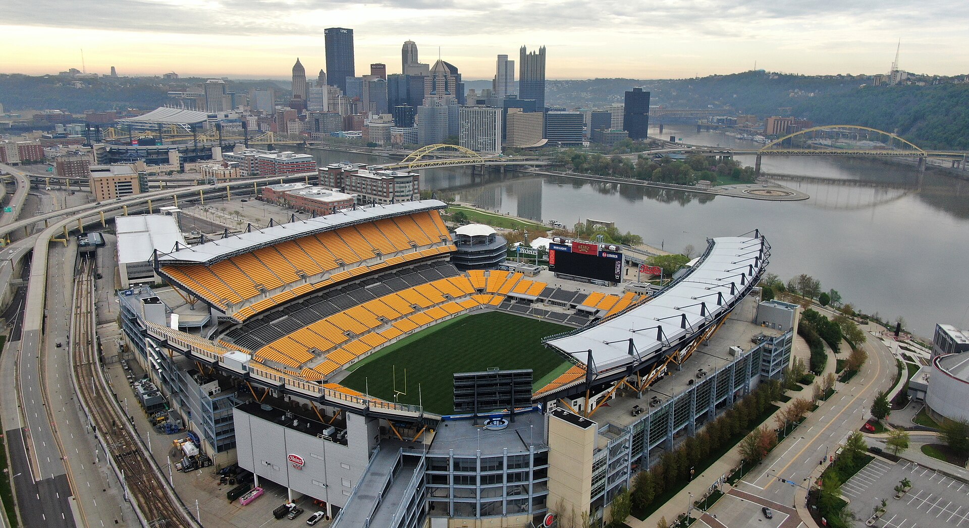 Imagem de referência de Acrisure Stadium, descrito nos dados abertos como estádio em Pittsburgh, Estados Unidos