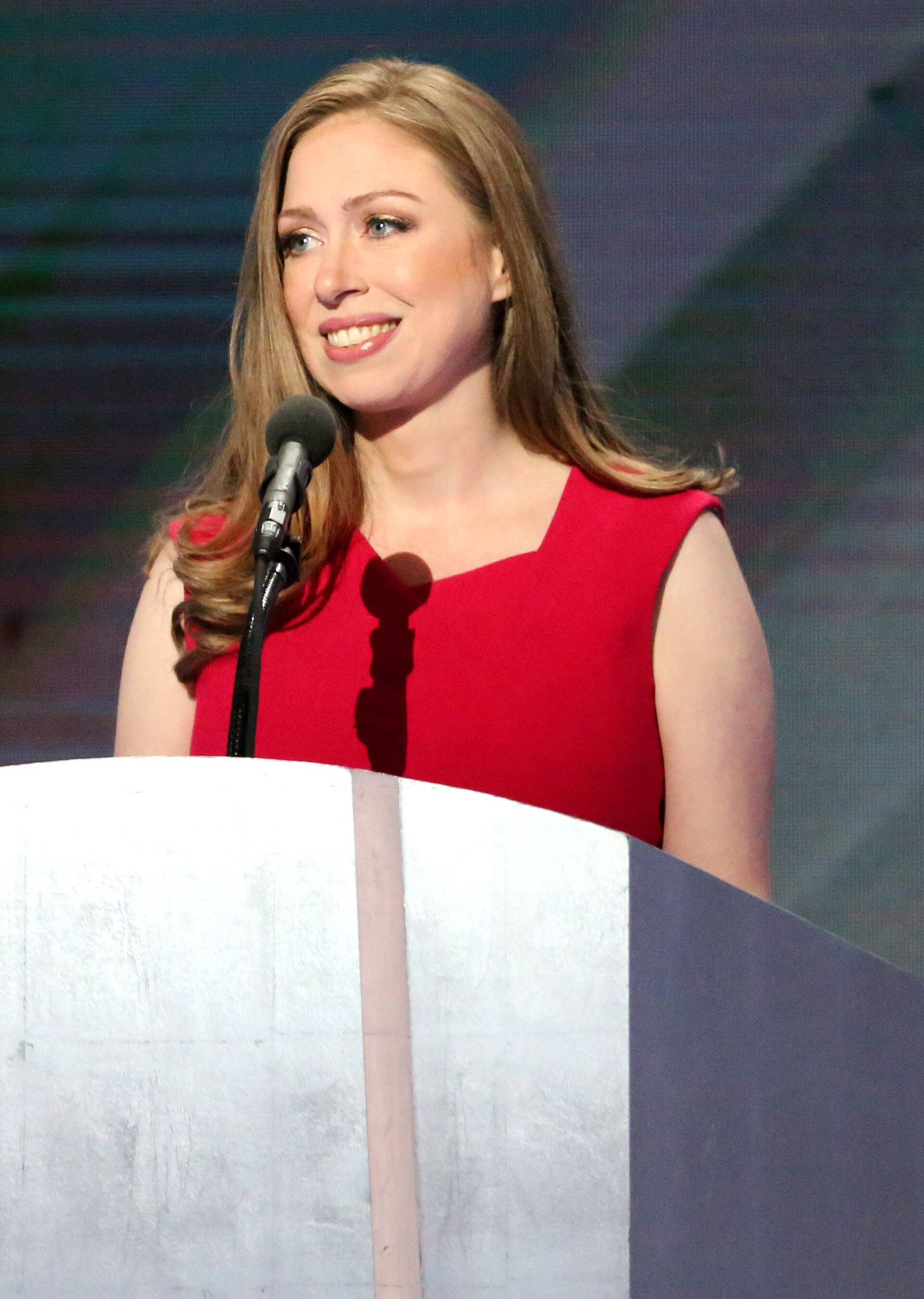 Imagem de referência relacionada a Chelsea Clinton, item descrito como filha de Bill e Hillary Clinton