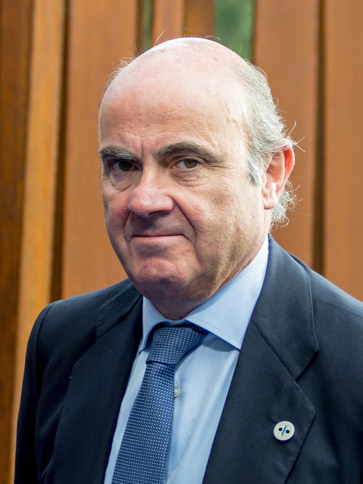 Imagem de referência relacionada a Luis de Guindos, item descrito como político espanhol