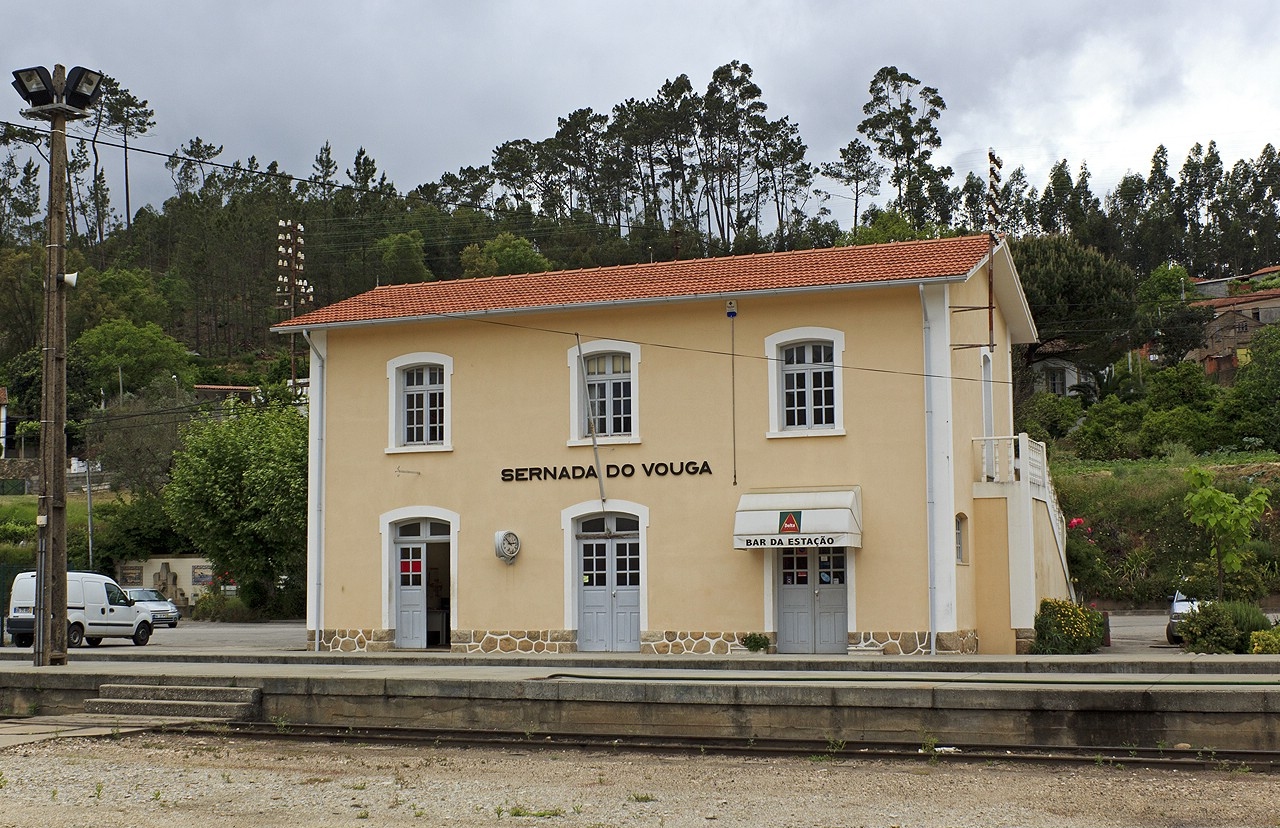 Imagem de referência de Estação Ferroviária de Sernada do Vouga, descrito nos dados abertos como estação ferroviária em Águeda, Portugal
