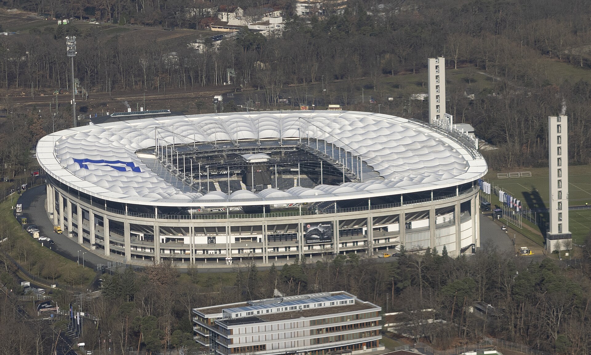 Imagem de referência de Deutsche Bank Park, descrito nos dados abertos como estádio de Futebol em Frankfurt am Main, Alemanha