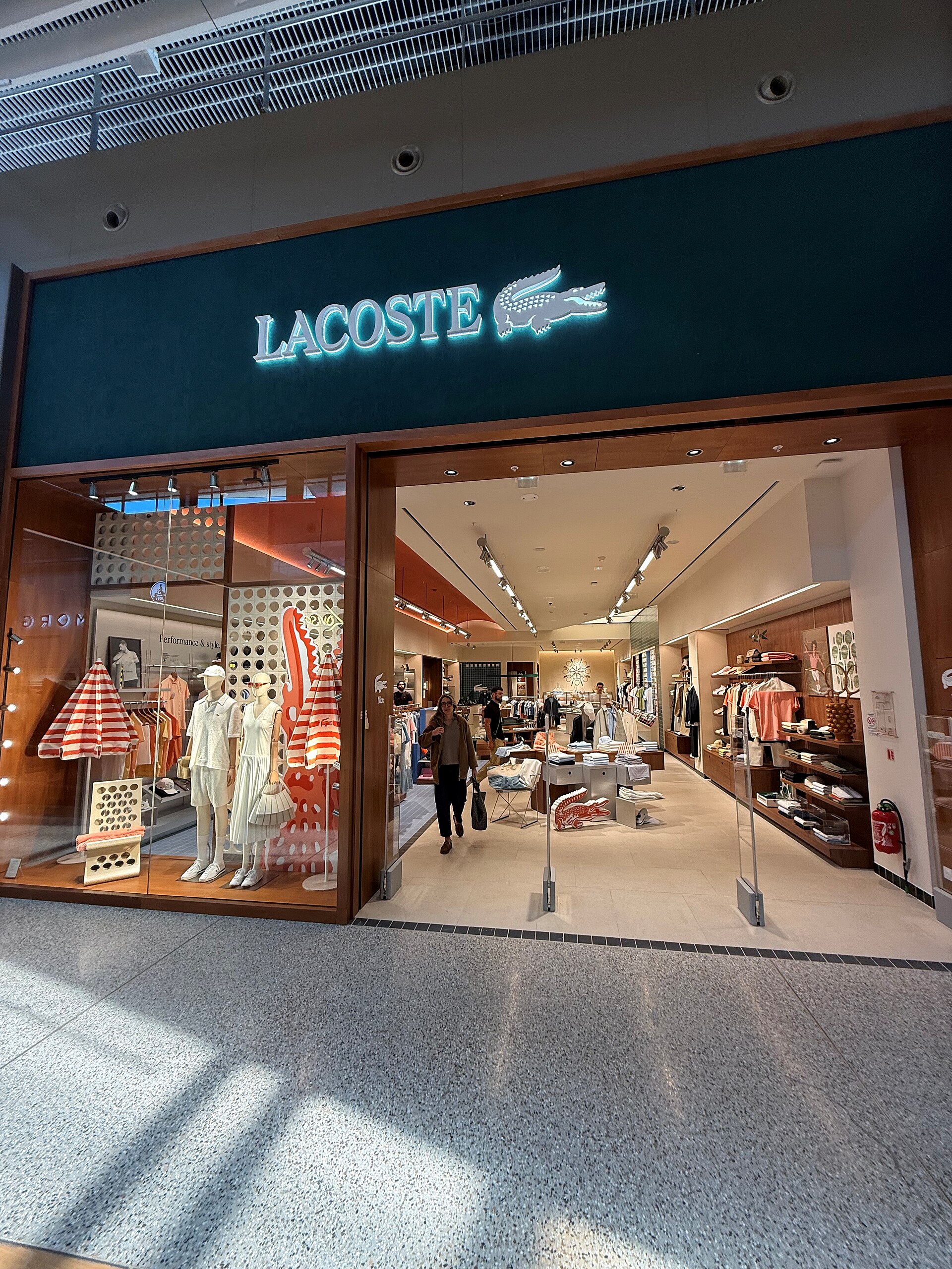 Imagem de referência de Lacoste, descrito nos dados abertos como empresa francesa de moda e vestuário esportivo fundada em 1933