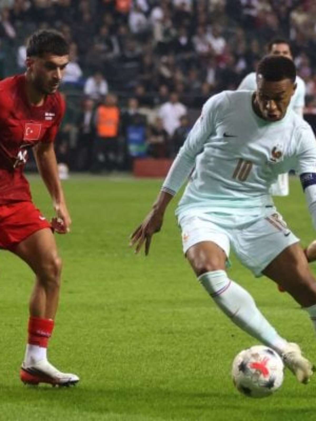 Mbappé é cortado pela França por lesão no joelho