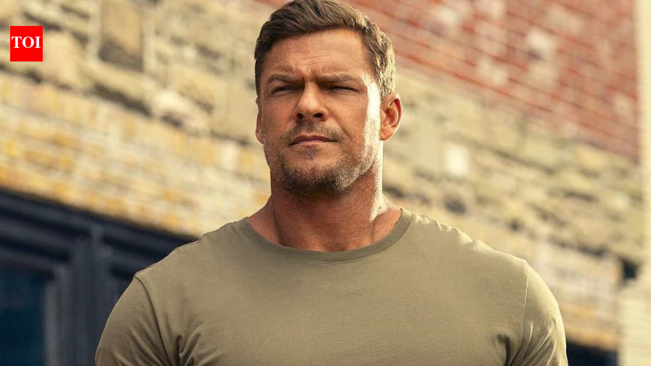 Alan Ritchson comenta sobre como 'Reacher' quase adaptou 'Die Trying', de Lee Child: 'até que alguém fosse reeleito'.