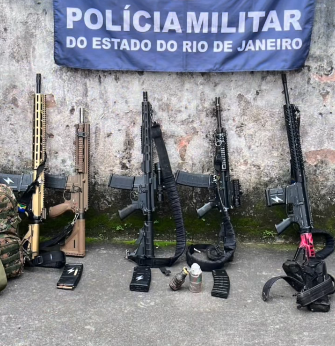 PM prende quatro traficantes e apreende cinco fuzis durante ação emergencial em Magé (RJ)
