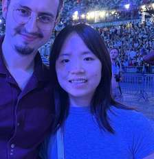 O casal Maximilien Baptiste et Chun Qin, de Paris, no Stade de France, em 25 de setembro de 2026. Foto: RFI