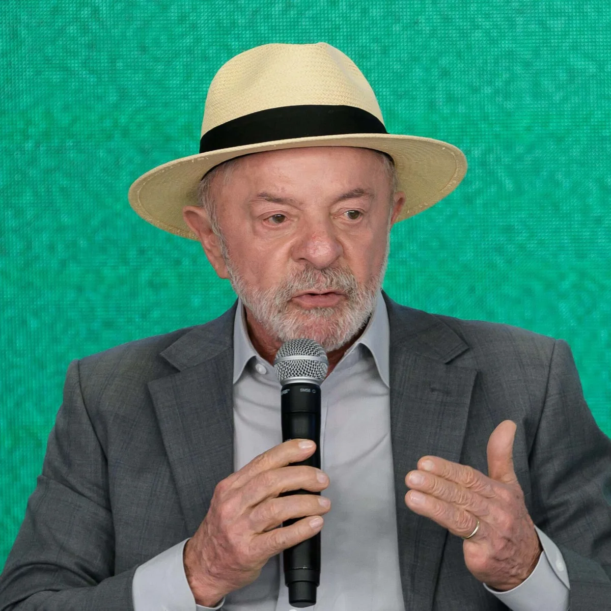 Em 1 mês de campanha, Lula encarou crises e viajou menos do que Flávio
