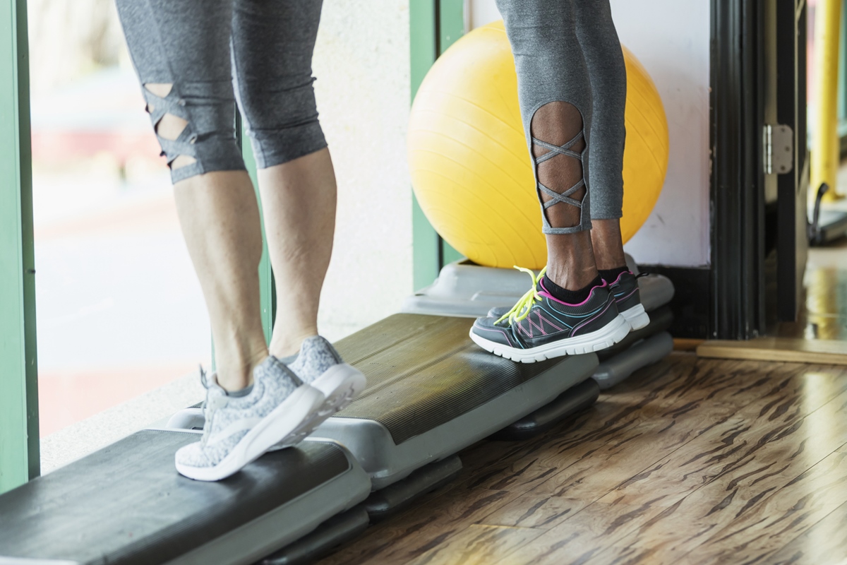 Dores articulares: 3 exercícios para fazer em casa e aliviar o desconforto