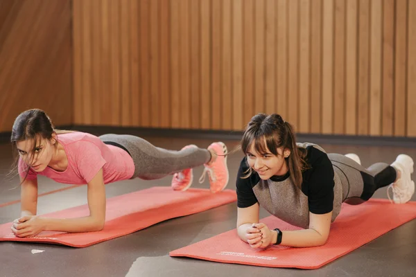 Prancha: como fazer o exercício e quanto tempo manter a posição