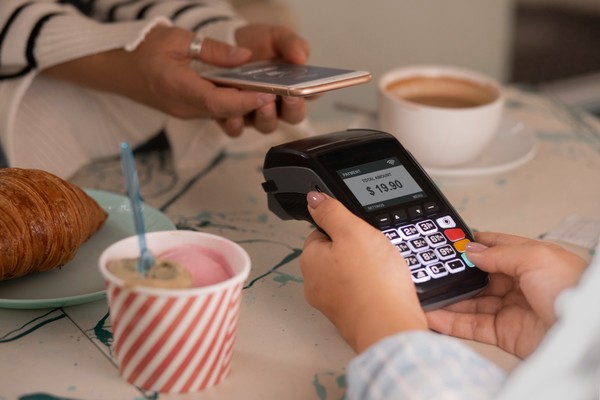 Pix por aproximação muda em outubro e deixa de ter teto de R$ 500; entenda