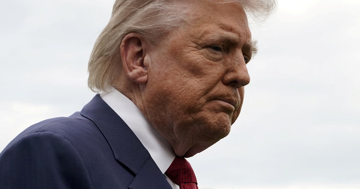 Juiz revoga proibição de Trump a veículos de mídia na Casa Branca, mas jornalistas são barrados