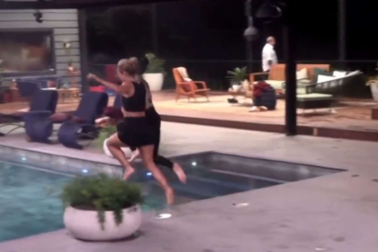 Ariela e Ma&iacute;ra pulam na piscina em protesto