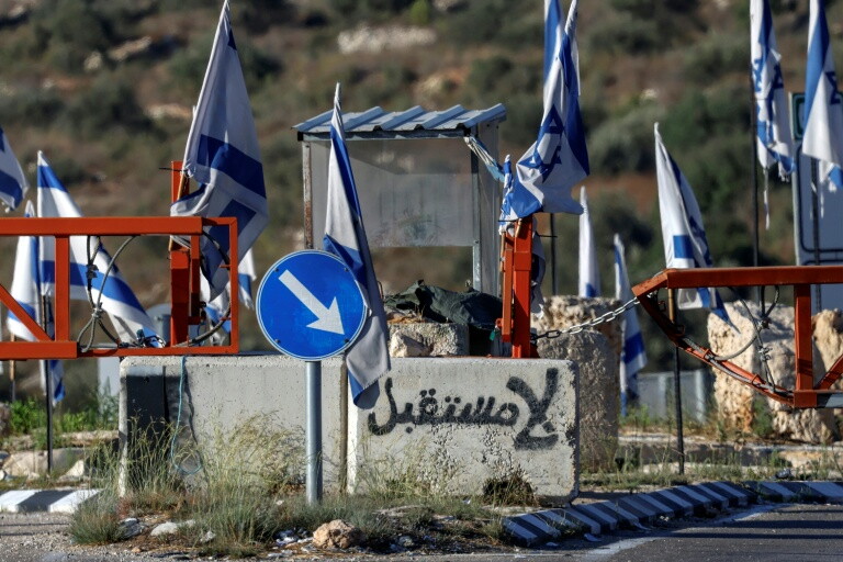 Ataque de colonos à vila na Cisjordânia causa feridos entre forças israelenses e atrai raramente uma condenação