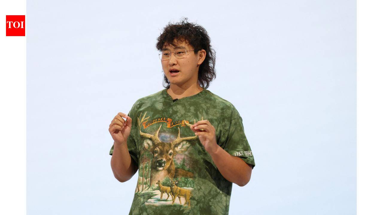 O CEO da Meta AI, Alexandr Wang, esclarece como se vestiu para o evento Connect 2026 da Meta nesta semana; diz: 'Com licença, preciso corrigir o registro sobre isso'.