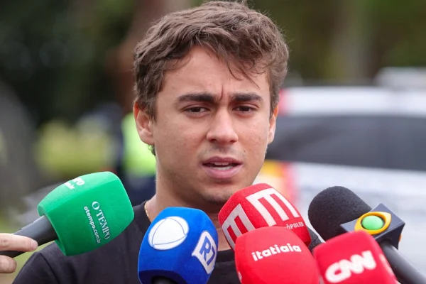 Justiça dá direito de resposta a Nikolas por reportagem que cita “lindão”