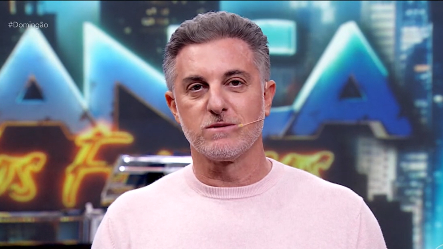 Luciano Huck apresentando o Doming&atilde;o, programa patrocinado por Vorcaro