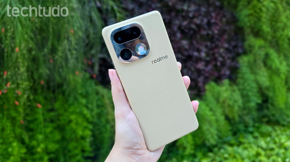 realme 16 Pro+ tem acabamento premium e superbateria em corpo slim — Foto: Ana Letícia Loubak/TechTudo