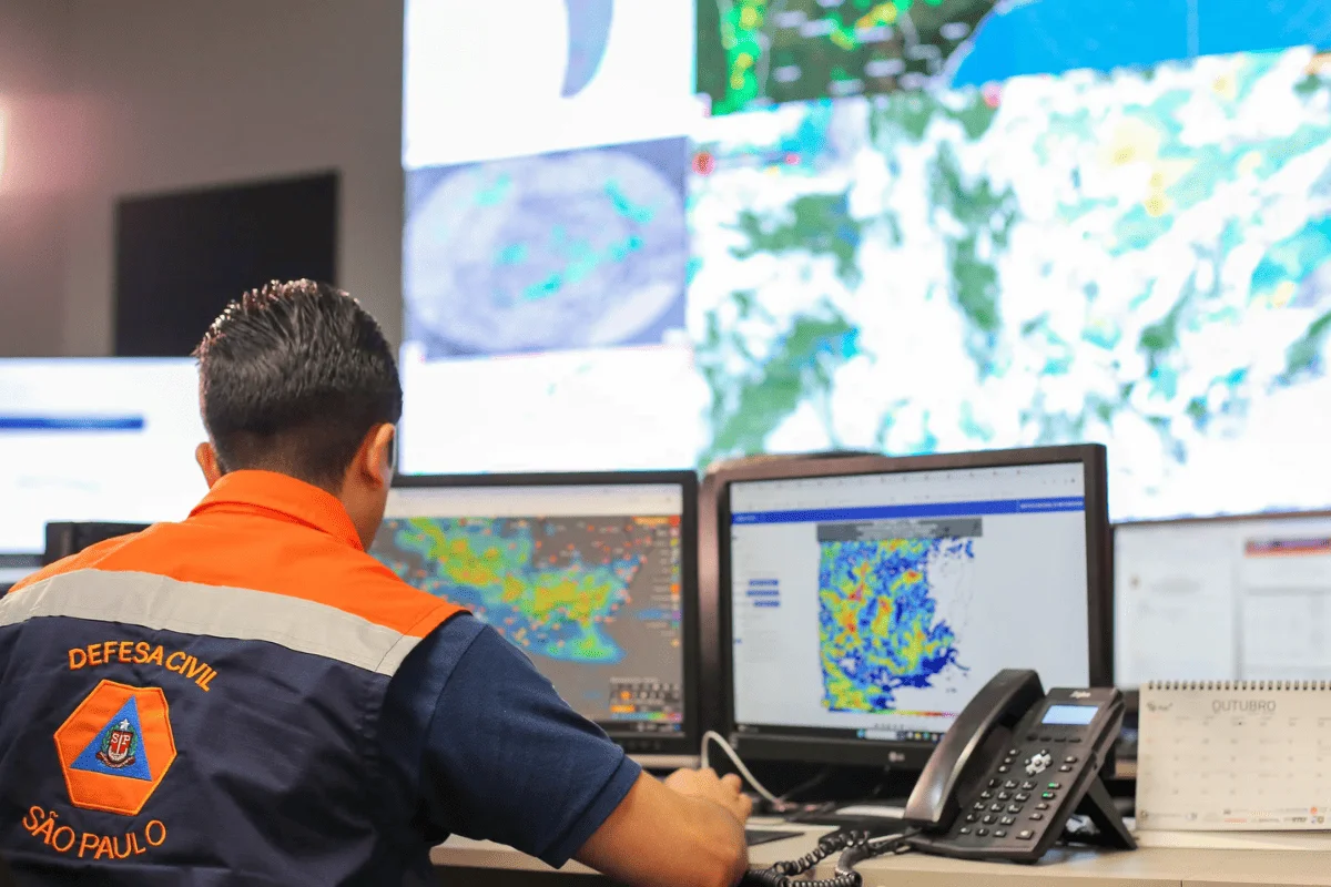 Diferentes cidades de SP recebem alertas para chuva e risco de incêndio