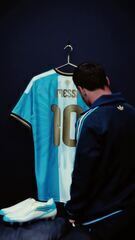 Messi apresenta camisa especial para a despedida da seleção argentina