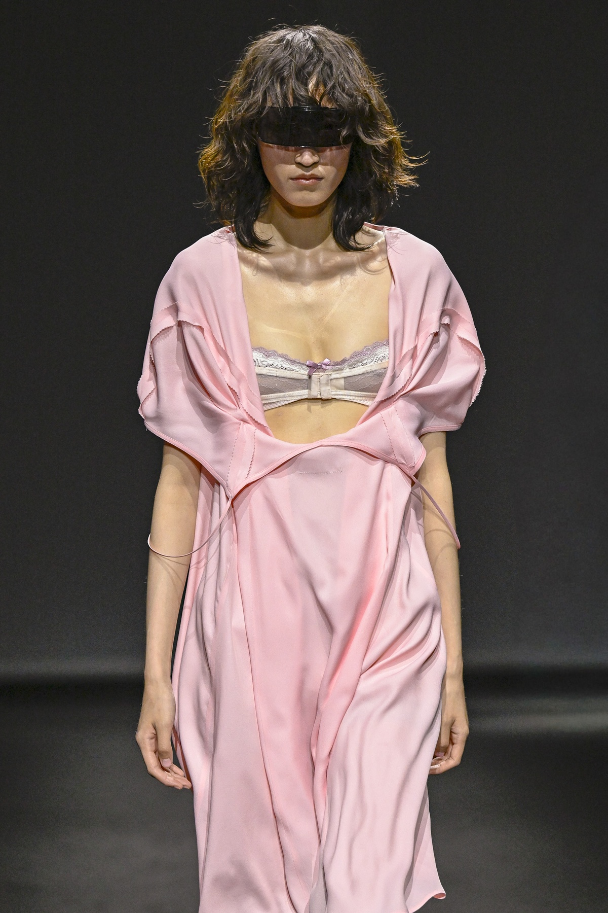 Sutiã é o novo top em uma moda que celebra a liberdade feminina