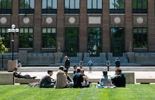 Professora cria ‘aluguel para carteiras’, multa por atrasos e dá ‘salário’ aos alunos; entenda