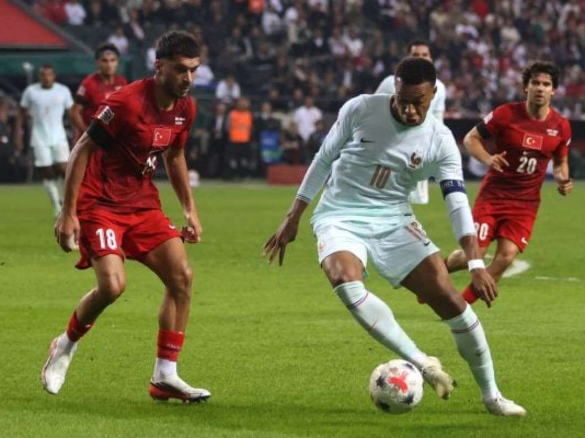 Mbappé é cortado pela França por lesão no joelho