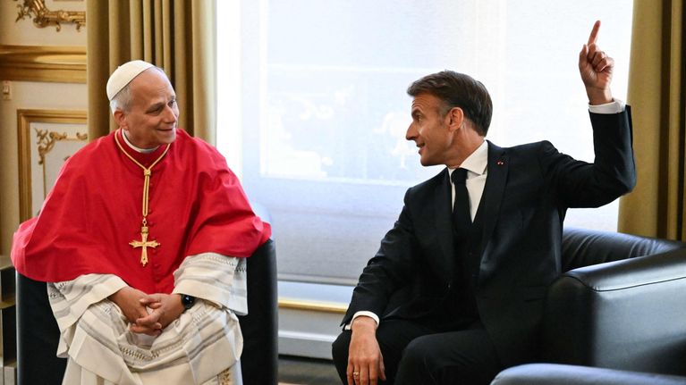 Påven sitter och pratar med president Emmanuel Macron.