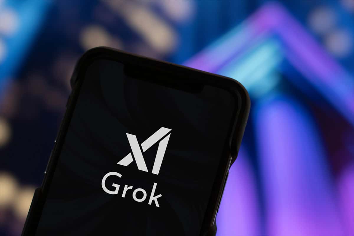 Logo do Grok e da xAI em um smartphone