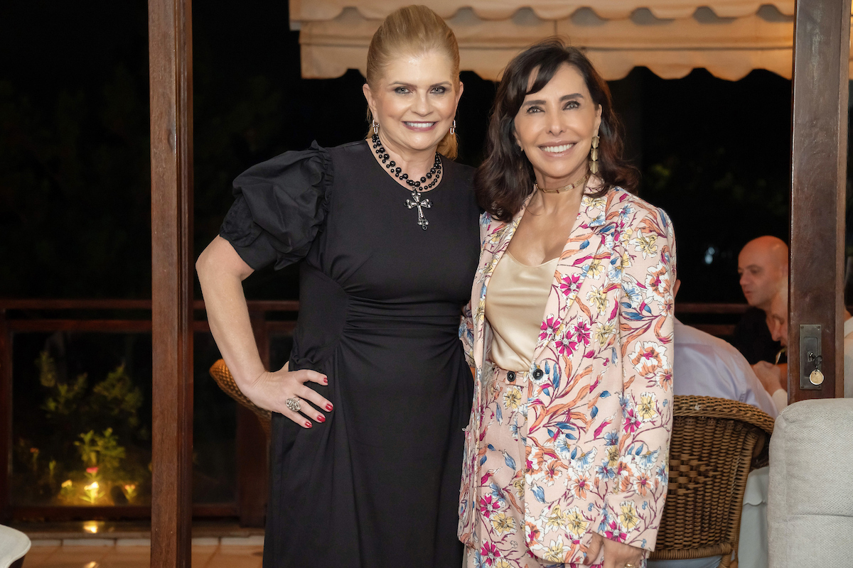 Uma homenagem surpresa de amigas a Cleucy Estevão, aniversariante do dia