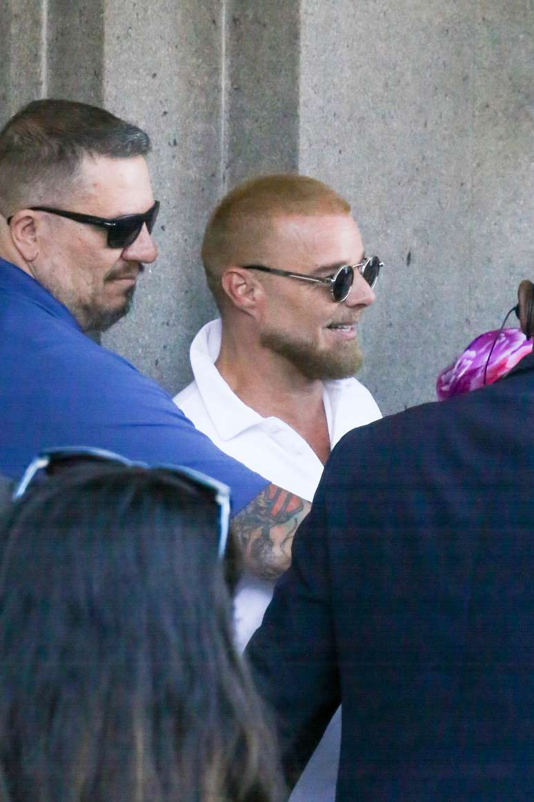 Ricky Martin recebe carinho de fãs na porta do Copacabana Palace