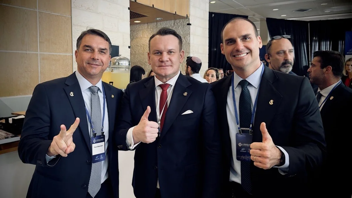 Deputado polonês aliado de Flávio "caça" brasileiras na web por apoio ao PT