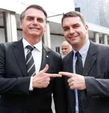 Jair e Flávio Bolsonaro (PL) lado a lado Foto: Reprodução