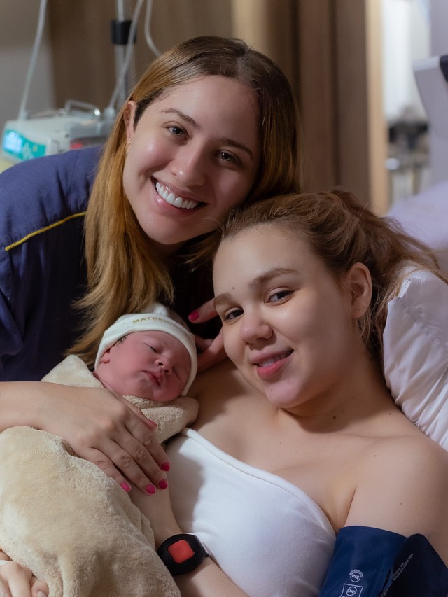 Júlia Ribeiro relata dores do parto de filha com Mari Fernandez: 'Pensei que fosse de arrasta'